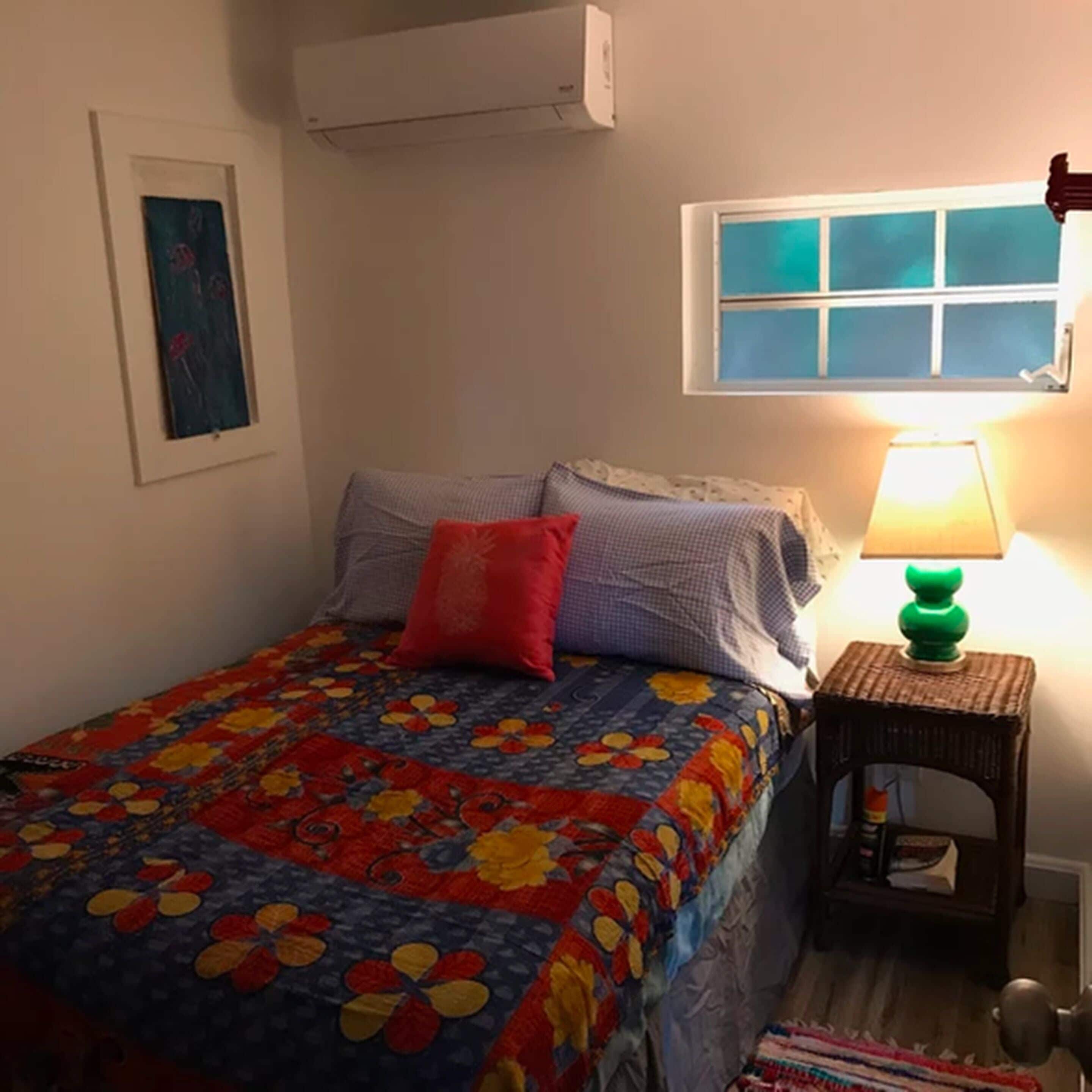 basic room, 1 double bed | laptop workspace, free wifi, bed sheets