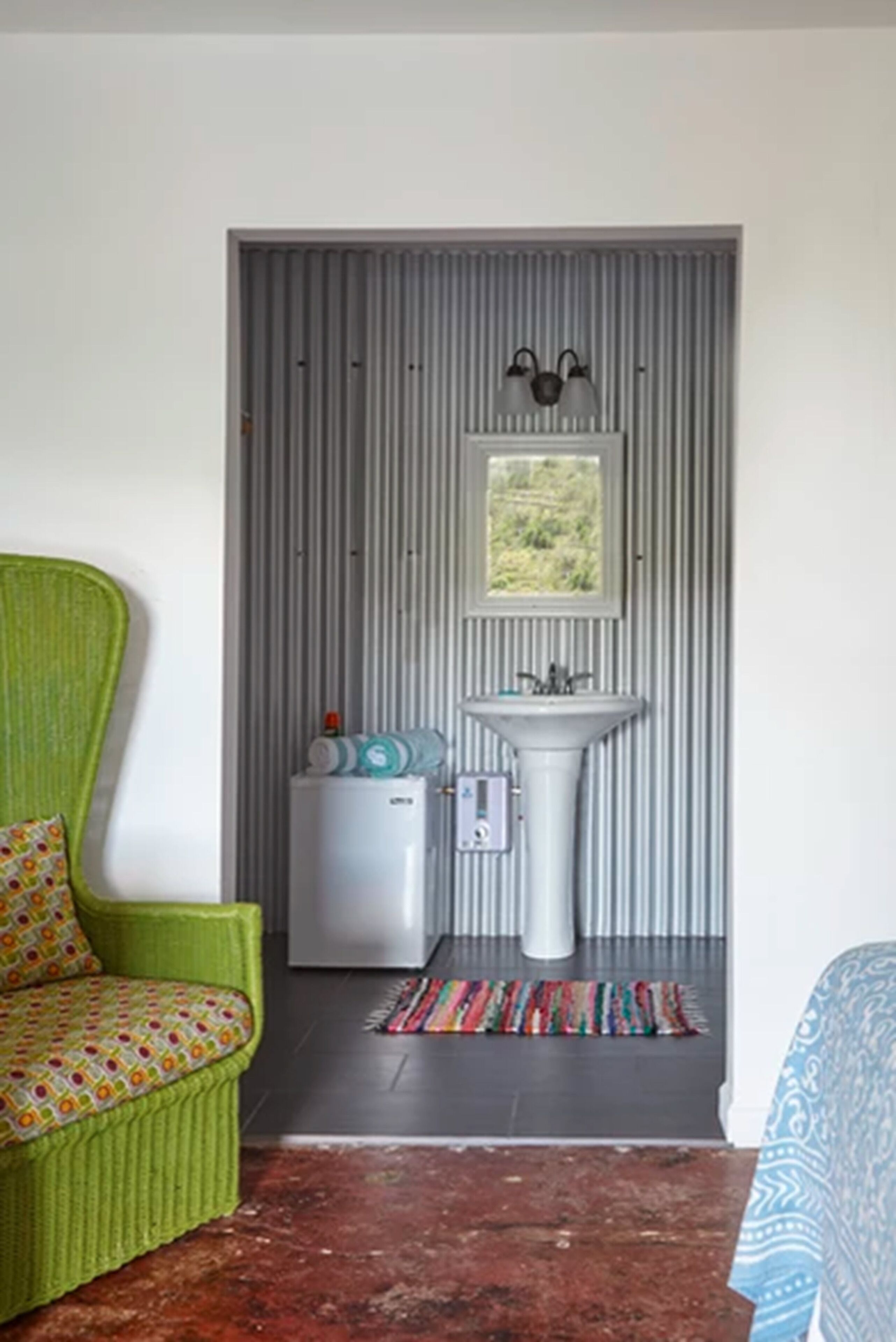 room, harbour view | bathroom | shower, free toiletries, hair dryer, towels