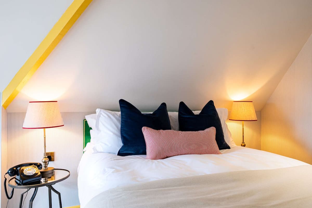 1 habitación, minibar, escritorio y tabla de planchar con plancha