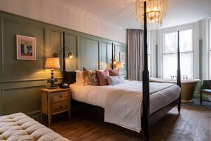 Minibar, escritorio, tabla de planchar con plancha y wifi gratis