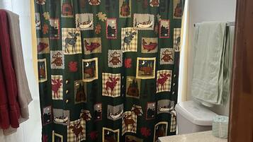 Deluxe Cabin, 2 Bedrooms, Mountain View | Bathroom | Towels, toilet paper