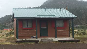 Deluxe Cabin, 2 Bedrooms, Mountain View | Iron/ironing board, free WiFi