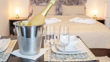 Standard Studio, 1 Bedroom, Kitchen | Minibar, in-room safe, desk, soundproofing