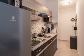 Estudio estándar, 1 habitación, cocina | Cocina privada | Frigorífico, microondas, placa de cocina y cafetera o tetera