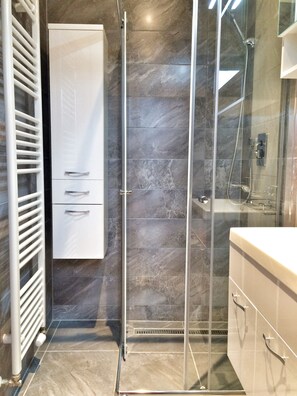 Chambre Duplex Deluxe, 1 chambre, terrasse, vue sur le jardin | Salle de bain | Douche, articles de toilette (gratuits), séchoir à cheveux, pantoufles
