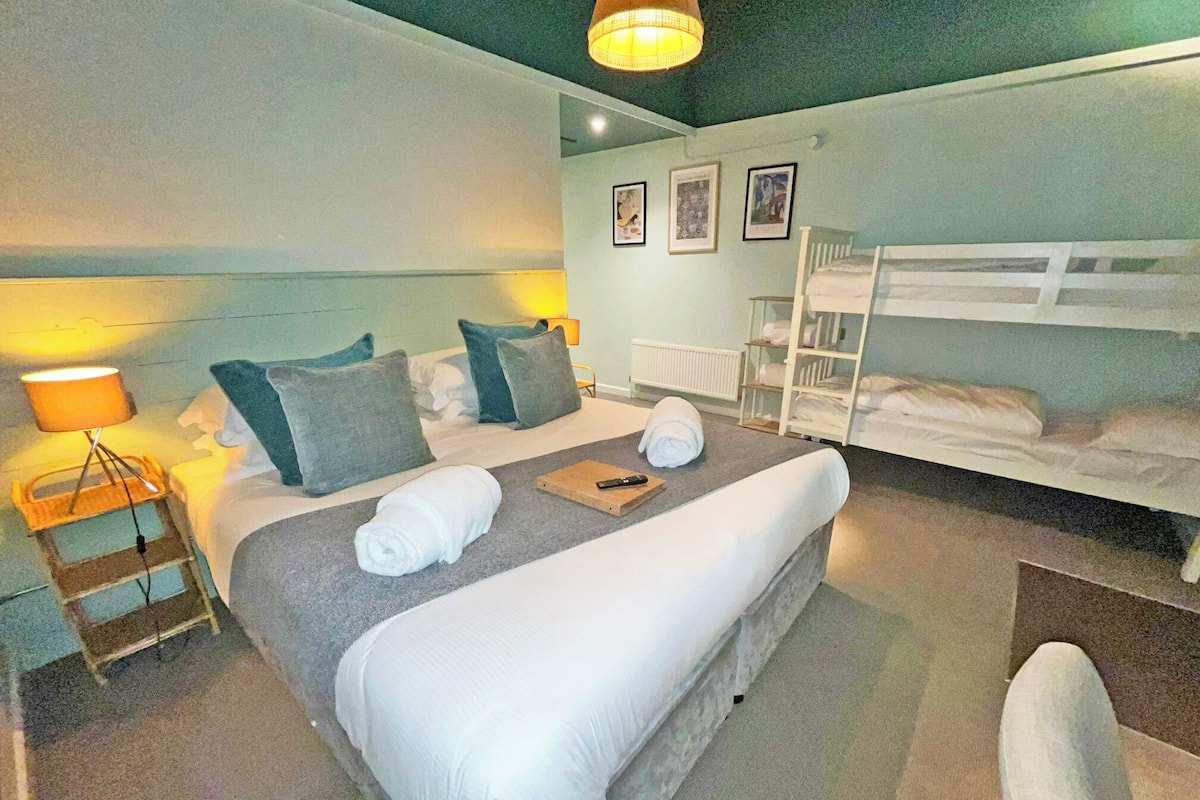 Family Double Room | Desk, iron/ironing board, free WiFi, bed sheets