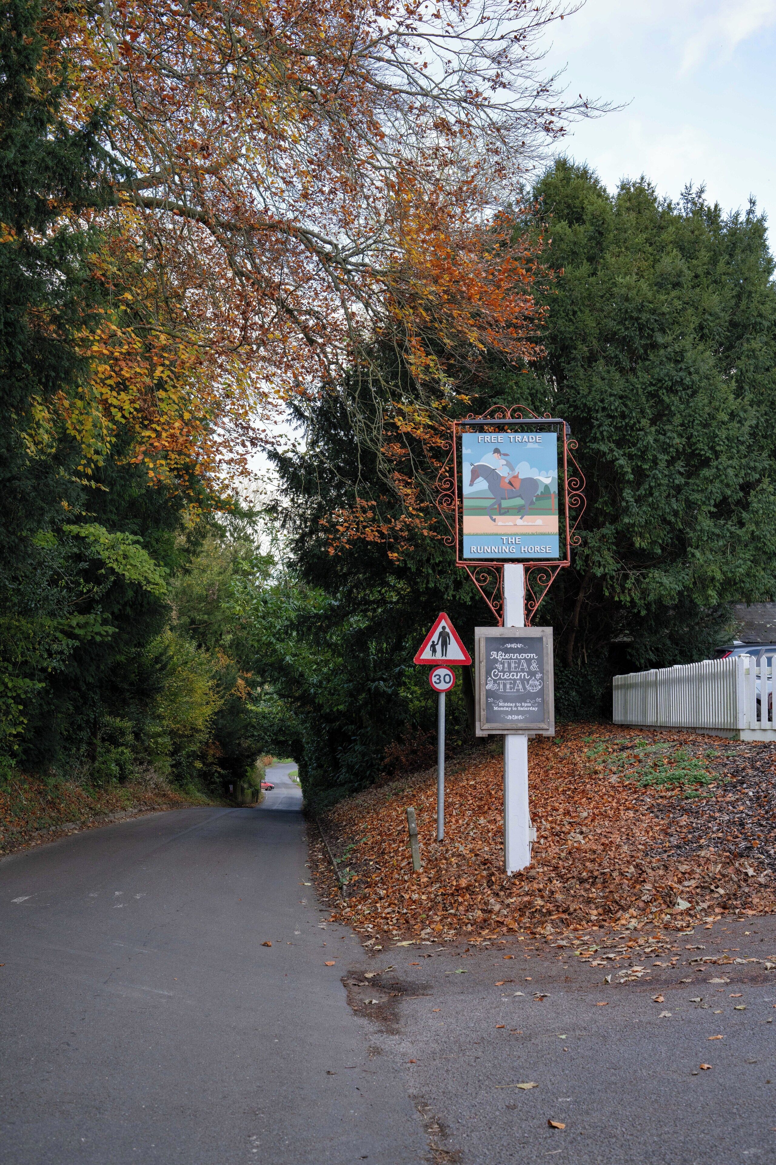 Un panneau de signalisation représentant un cheval et une publicité pour le thé.