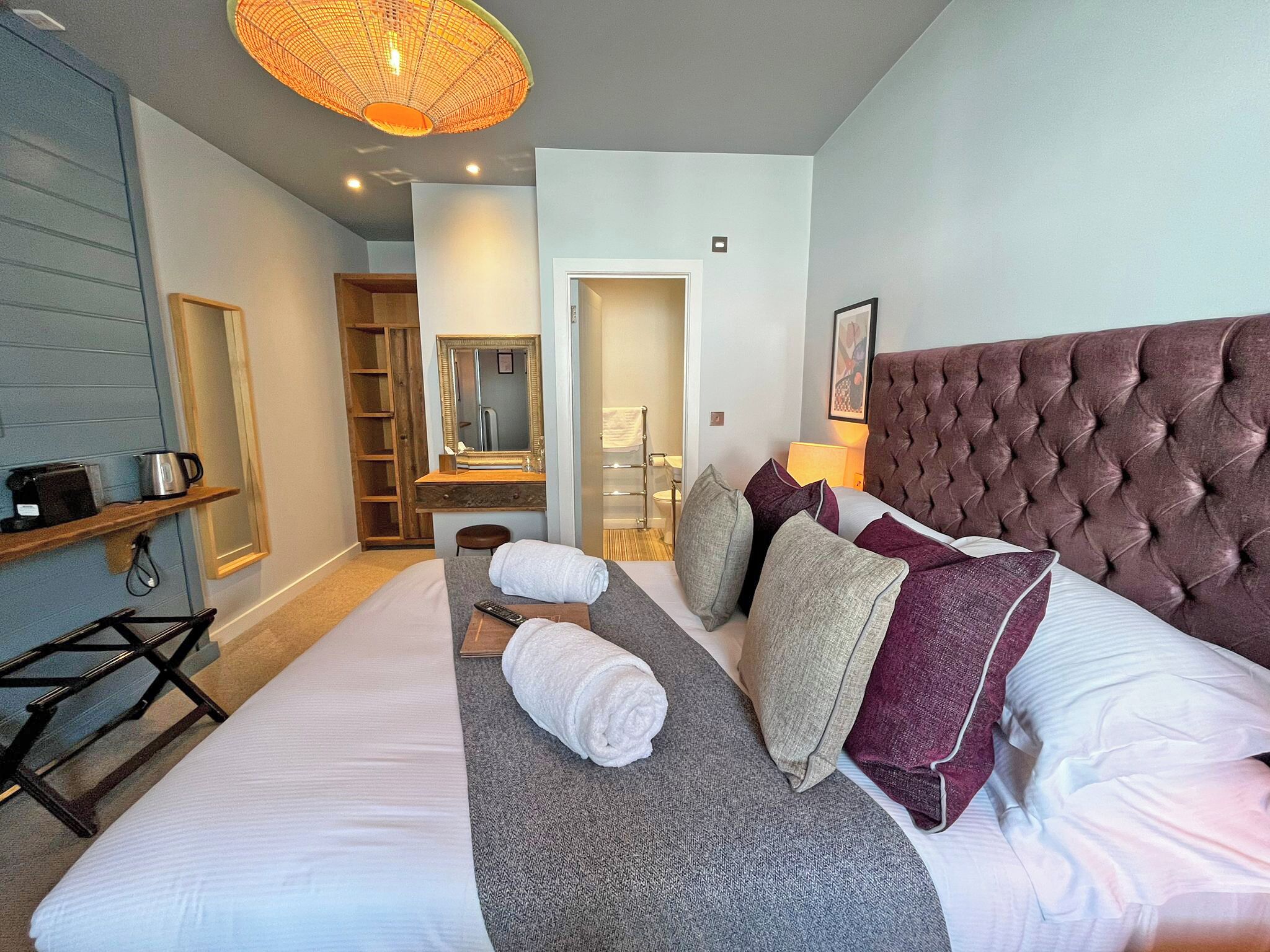 Habitación Confort con 1 cama doble o 2 individuales | Escritorio, tabla de planchar con plancha, wifi gratis y ropa de cama