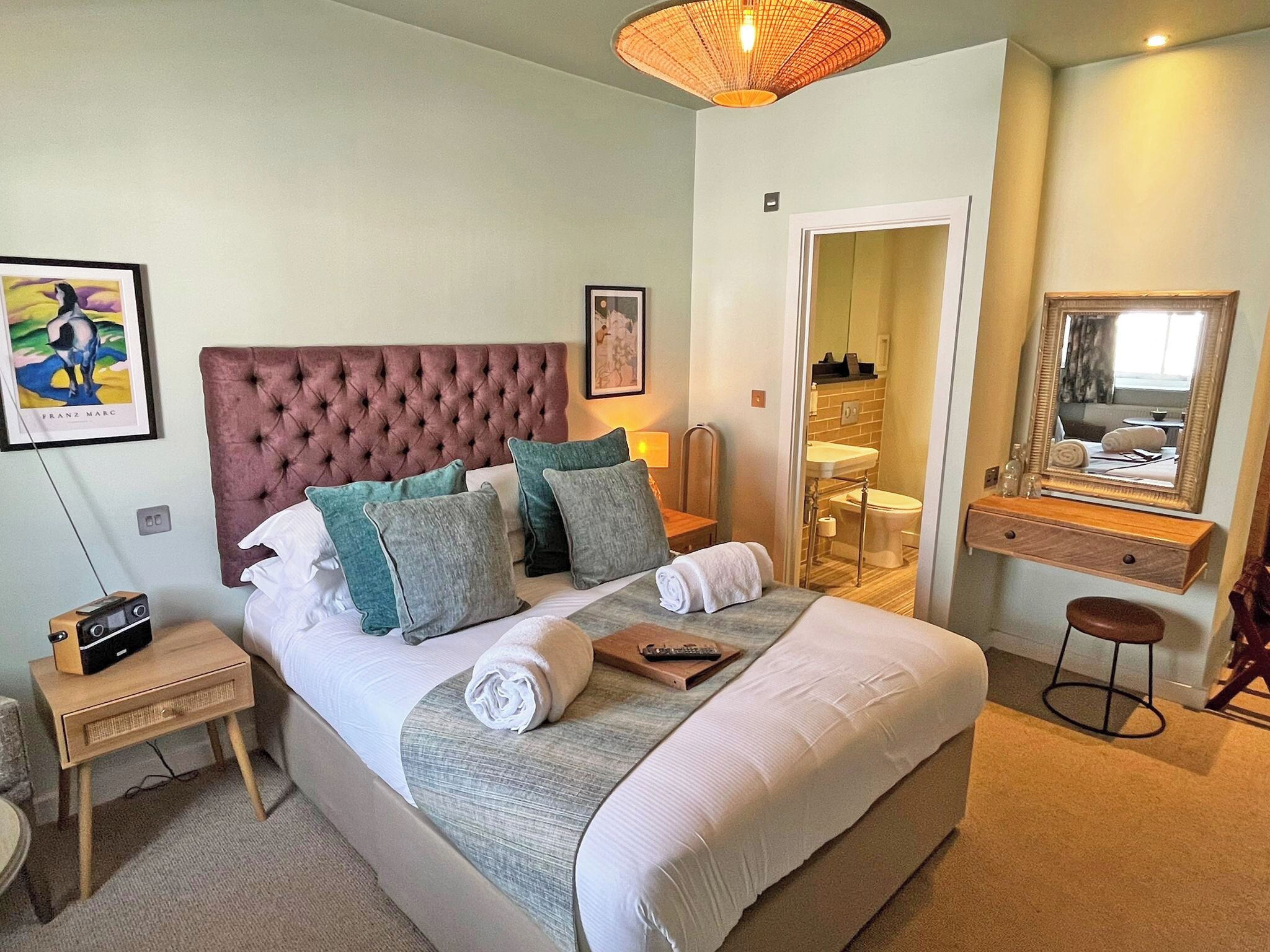 Chambre Confort Double ou avec lits jumeaux | Bureau, fer et planche à repasser, Wi-Fi gratuit, draps fournis