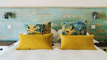 Escritorio, tabla de planchar con plancha, wifi gratis y ropa de cama