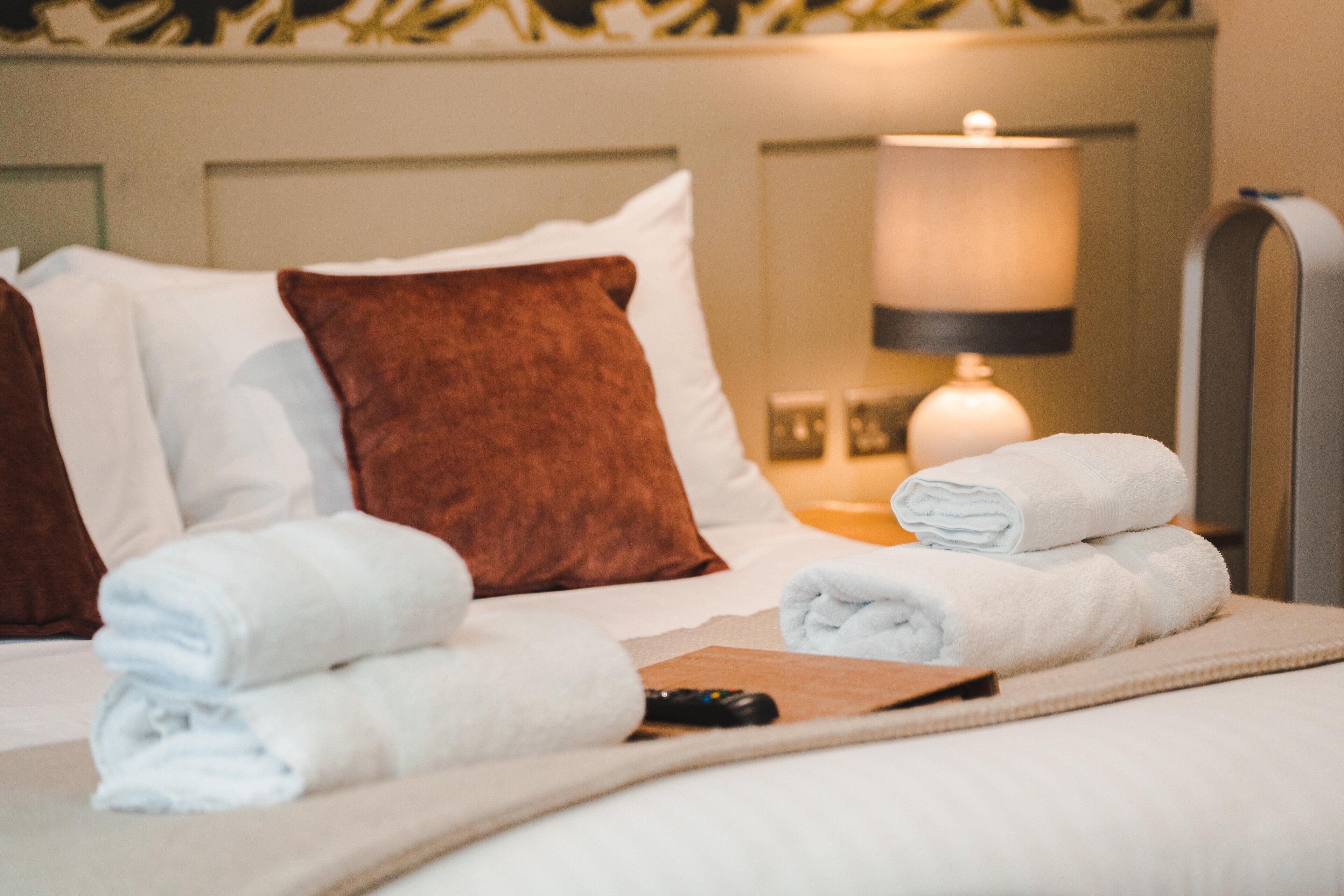 Escritorio, tabla de planchar con plancha, wifi gratis y ropa de cama 