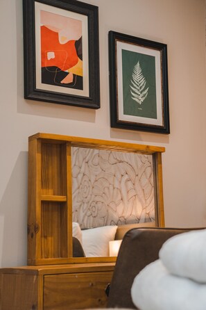 Skrivebord, strykejern/-brett, wi-fi (inkludert) og sengetøy