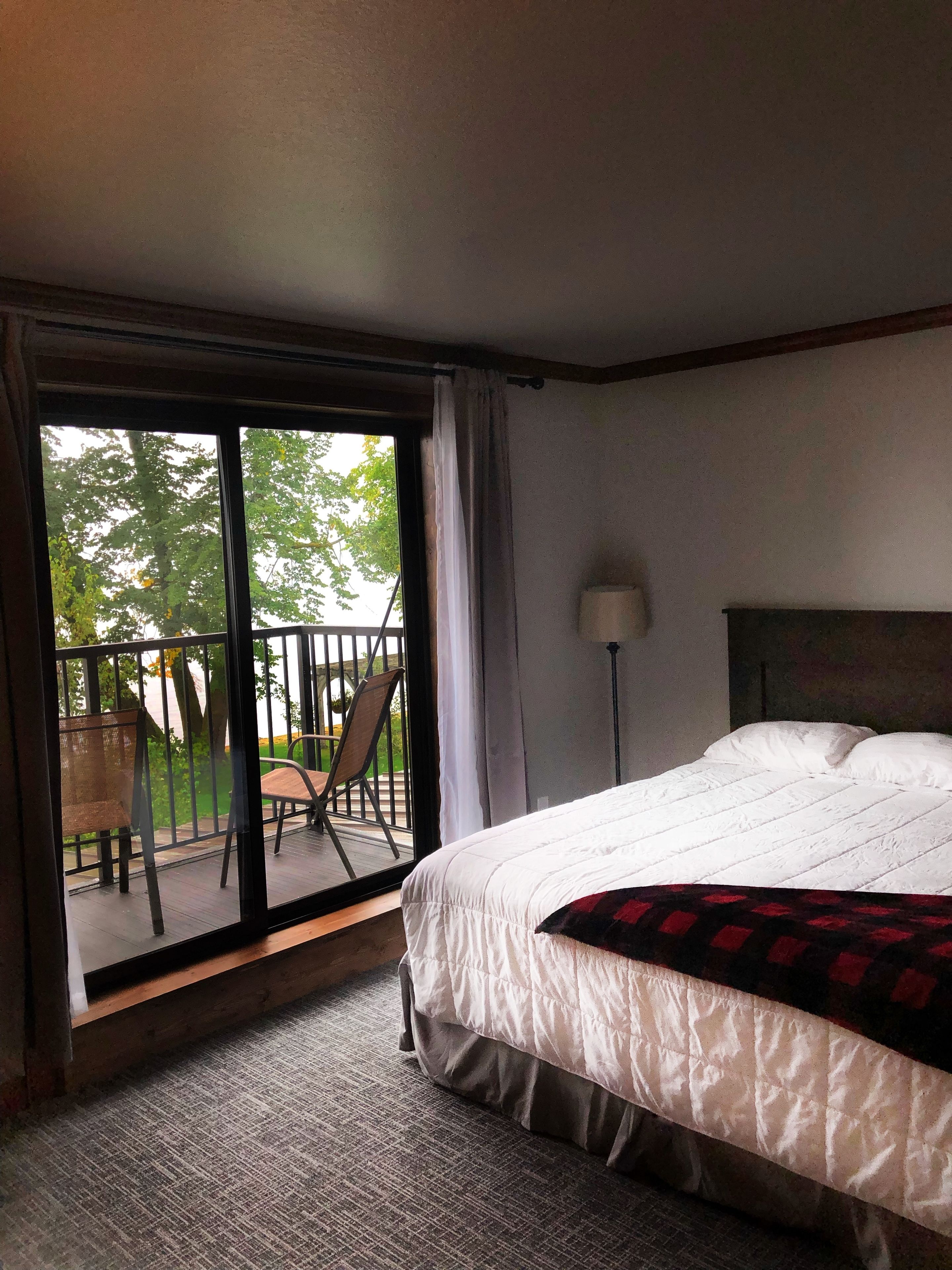 Main Lodge Lakeside Room 1 King (No Pet) | Free WiFi, bed sheets
