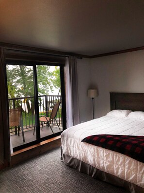 Main Lodge Lakeside Room 1 King (No Pet) | Free WiFi, bed sheets - Ruttger's Birchmont Lodge (Bemidji)