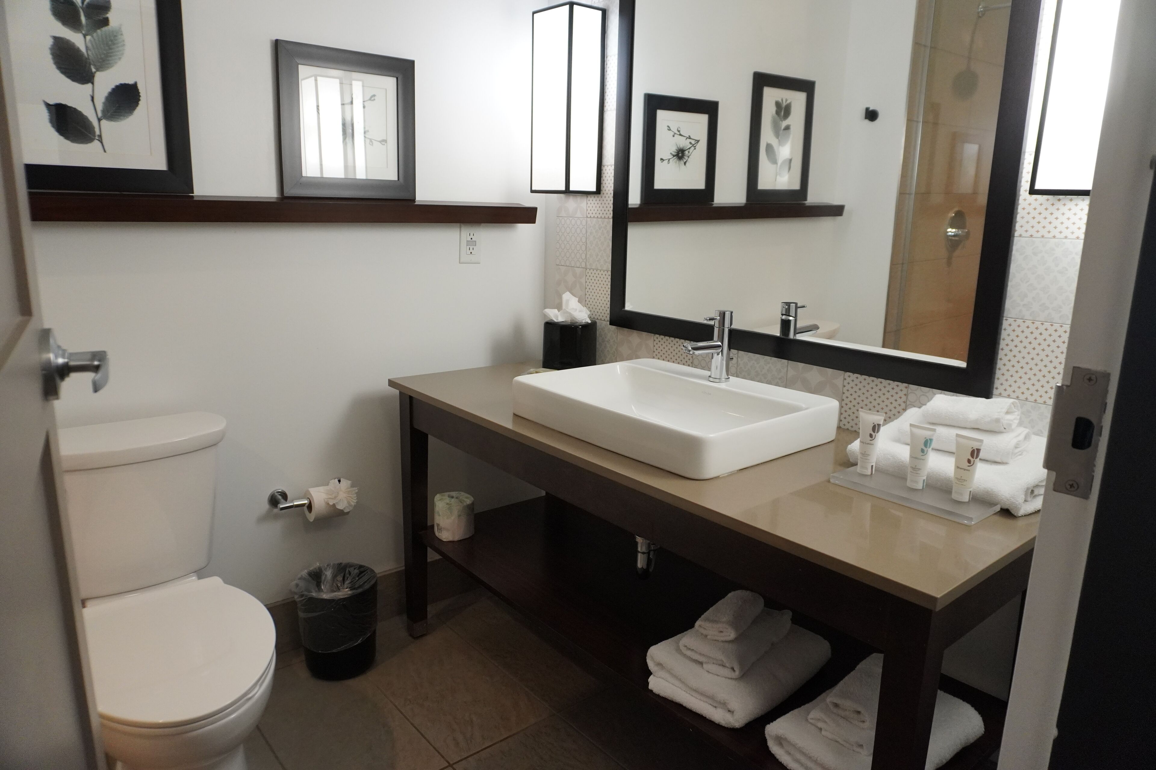 room, 1 king bed, accessible, non smoking | bathroom | free toiletries, hair dryer, towels