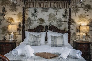 Four Poster | Desk, laptop workspace, iron/ironing board, free WiFi