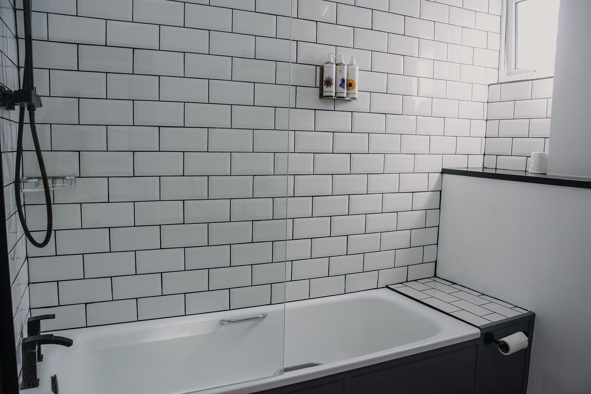 Designer toiletartikelen, een haardroger, handdoeken, zeep