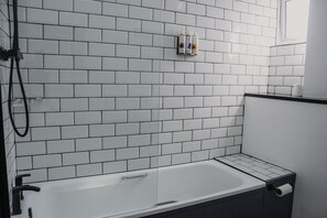 Amenidades de baño de diseñador, secadora de cabello, toallas, jabón 
