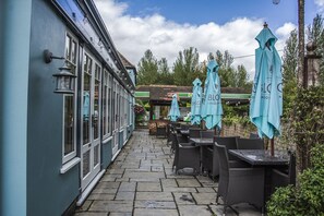 Exterior - The George Inn (Warminster)
