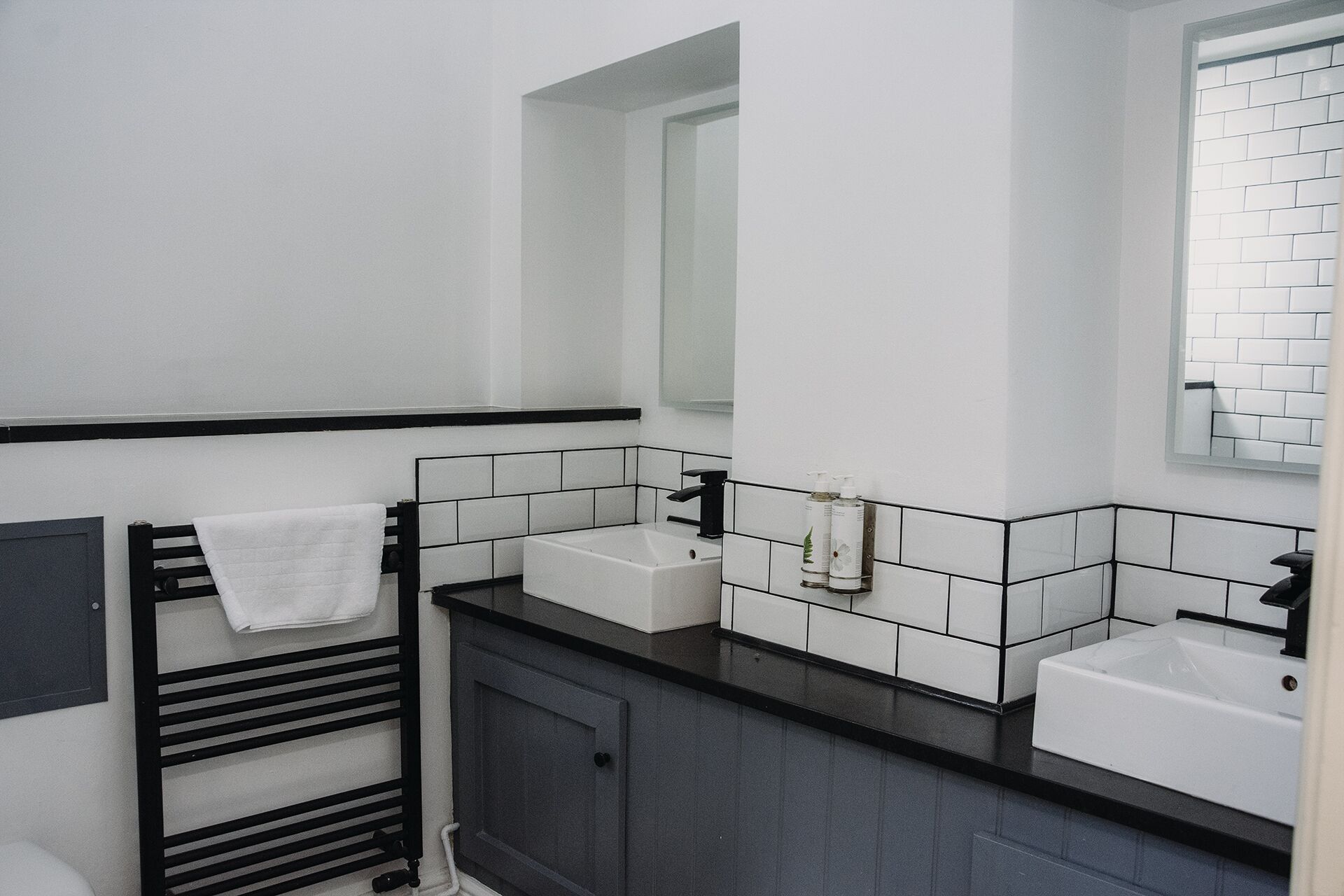 Artículos de tocador de diseñador, secador de pelo, toallas, jabón