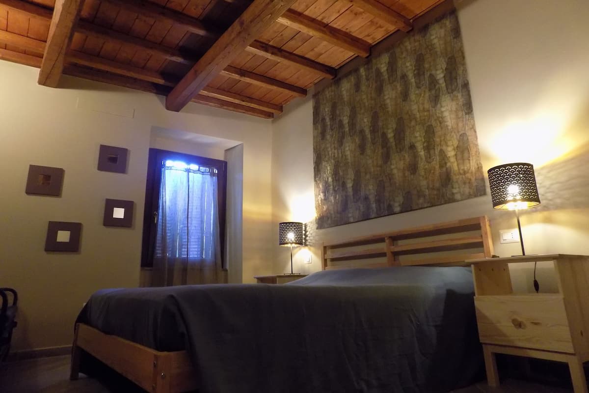 Habitación doble Confort, 1 cama matrimonial o 2 camas individuales | Edredón, escritorio, insonorización y tabla de planchar con plancha