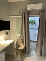 Minibar, decoración personalizada, escritorio y cortinas blackout 