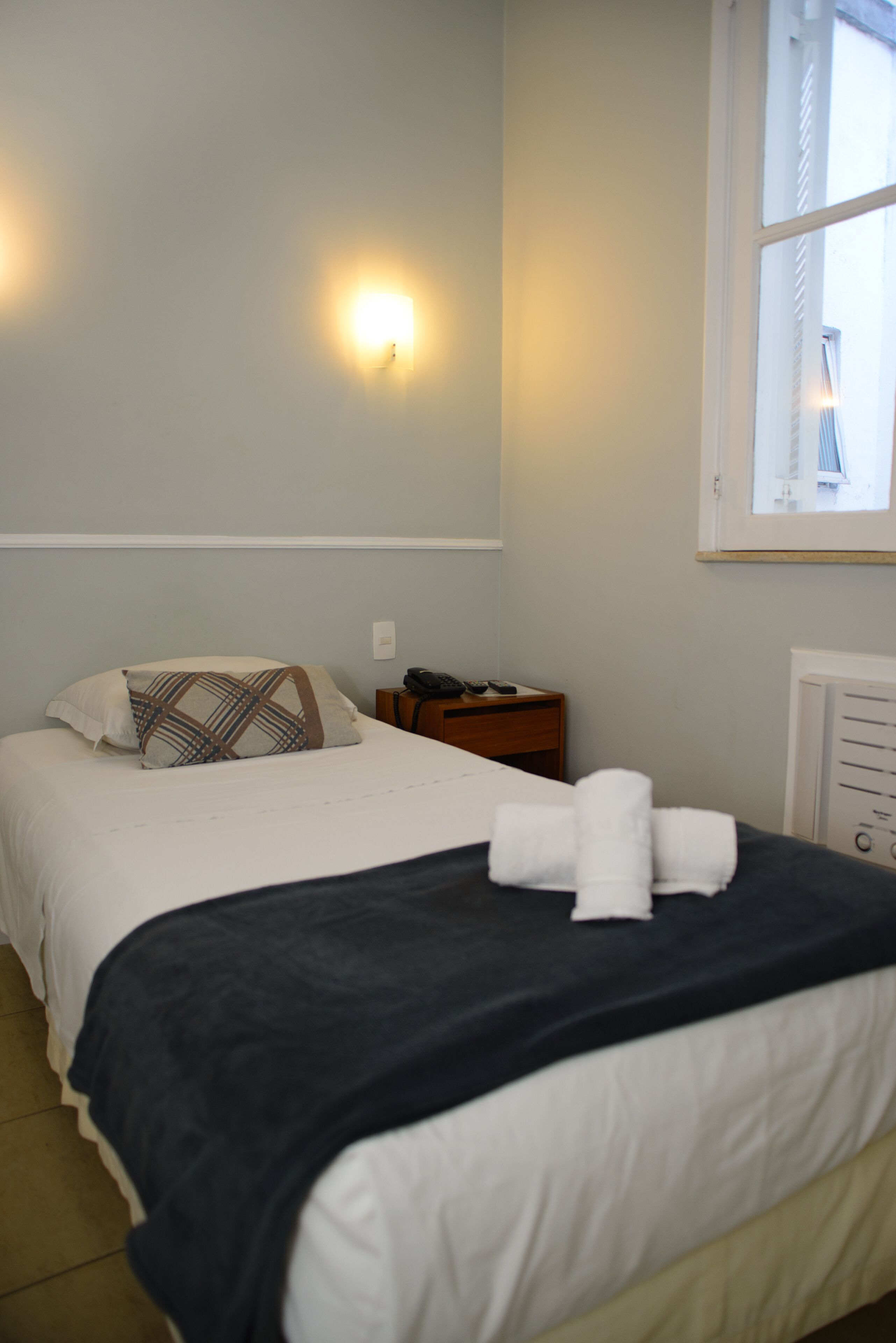 standard single room | minibar, individually decorated, desk, blackout curtains