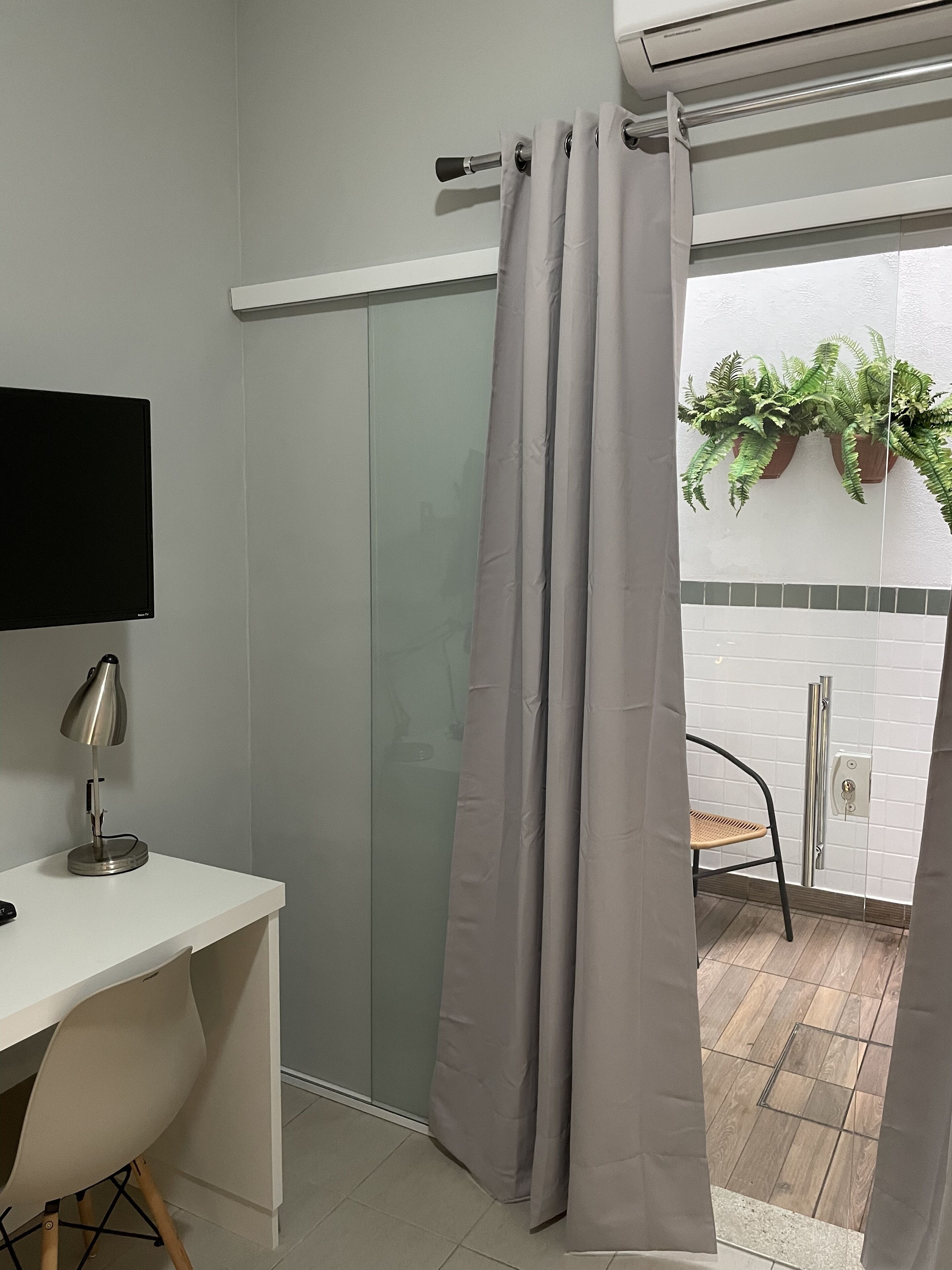 standard single room | minibar, individually decorated, desk, blackout curtains