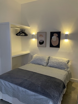Habitación doble estándar, 1 habitación | Minibar, decoración personalizada, escritorio y cortinas blackout 