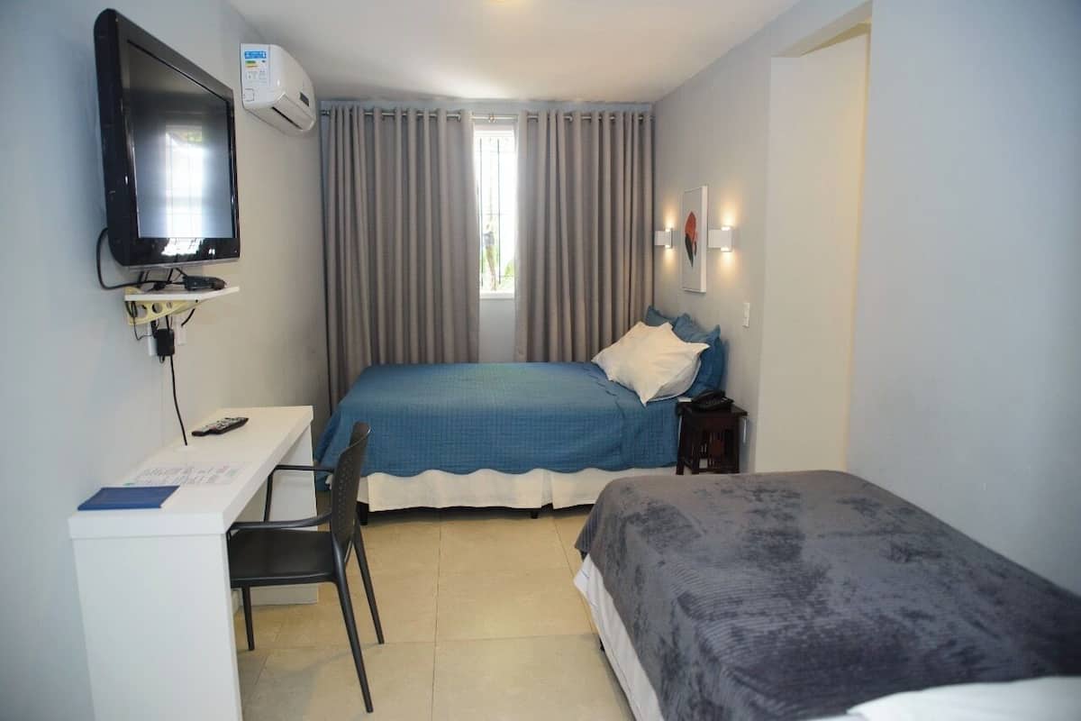 Standaard driepersoonskamer, meerdere bedden | 1 slaapkamer, een minibar, individueel gedecoreerd, een bureau