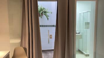 Phòng đơn Tiêu chuẩn | 1 phòng ngủ, minibar, trang trí khác biệt, bàn
