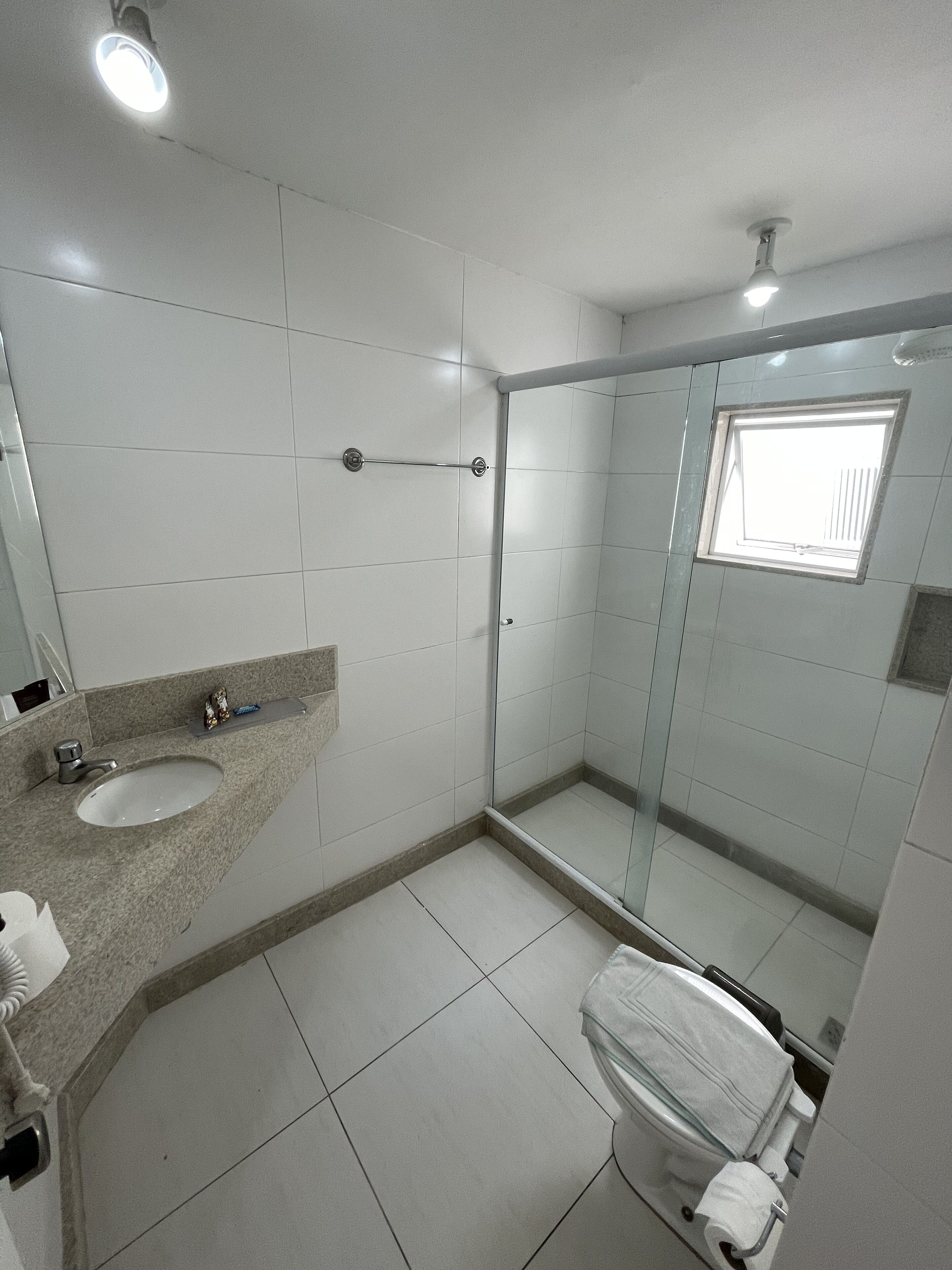 Een badkamer met een wastafel, toilet en douchecabine.
