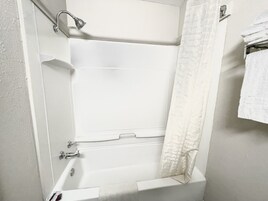 Bañera con ducha, artículos de tocador gratuitos, toallas