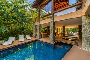 Piscina externa, piscina aquecida, espreguiçadeiras