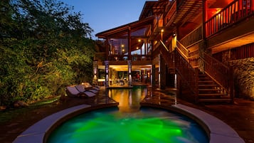 Piscina externa, piscina aquecida, espreguiçadeiras