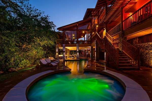 Alberca al aire libre, alberca climatizada y camastros