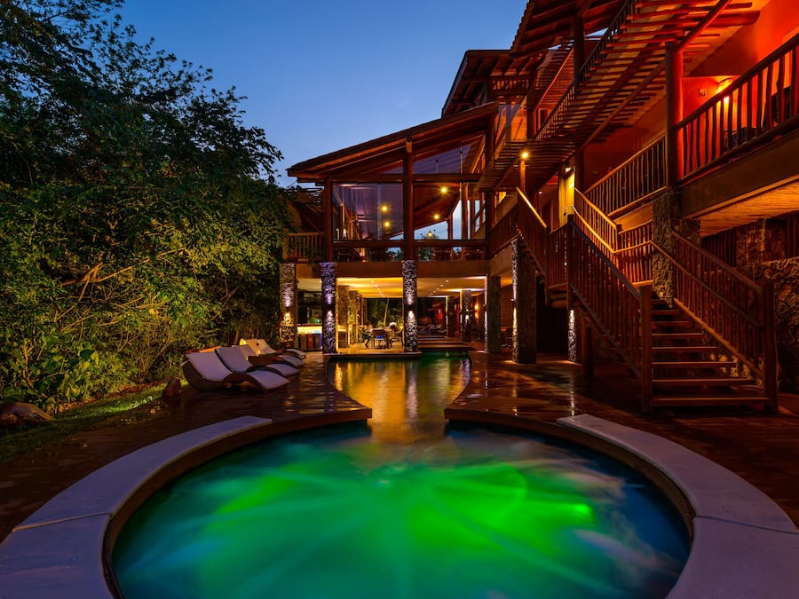 Piscina externa, piscina aquecida, espreguiçadeiras