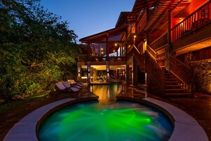 Außenpool, beheizter Pool, Liegestühle