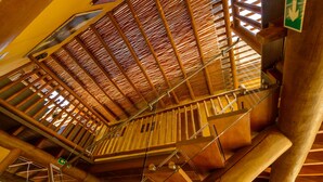 Un intérieur en bois avec un plafond en pente et un escalier.