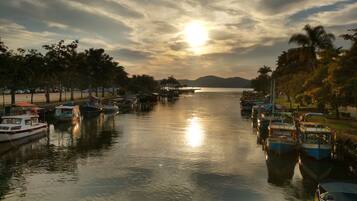 Una spiaggia nelle vicinanze, 5 bar sulla spiaggia
