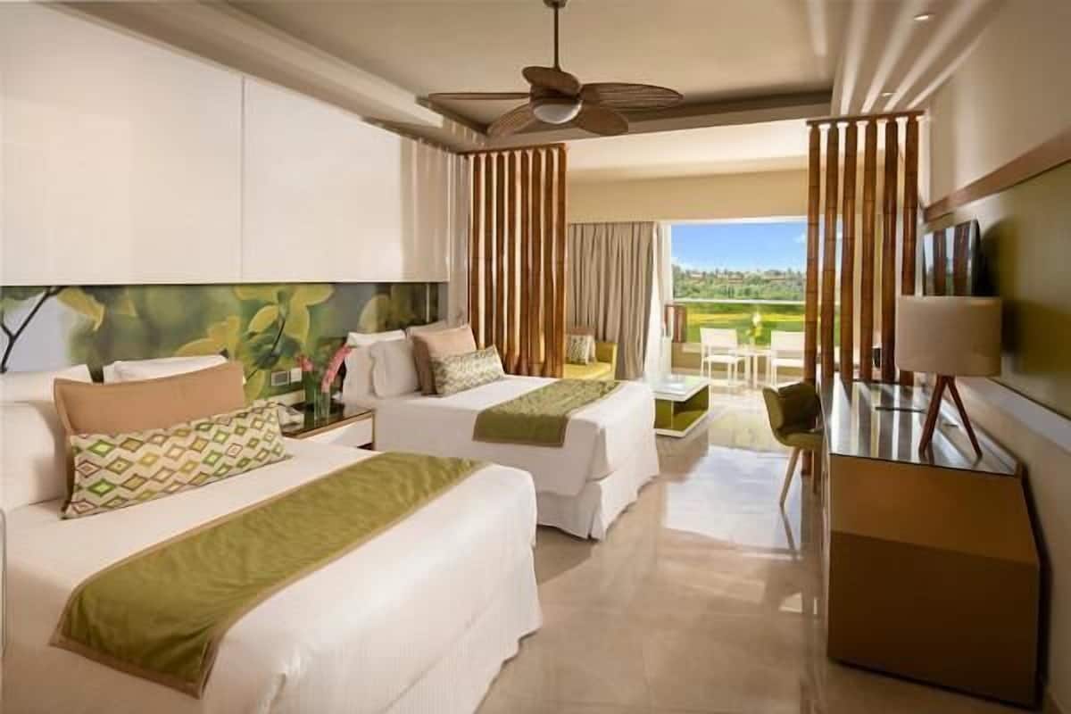 1 bedroom, premium bedding, free minibar, in-room safe