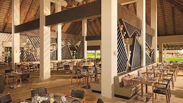 8 restaurants; dinner served