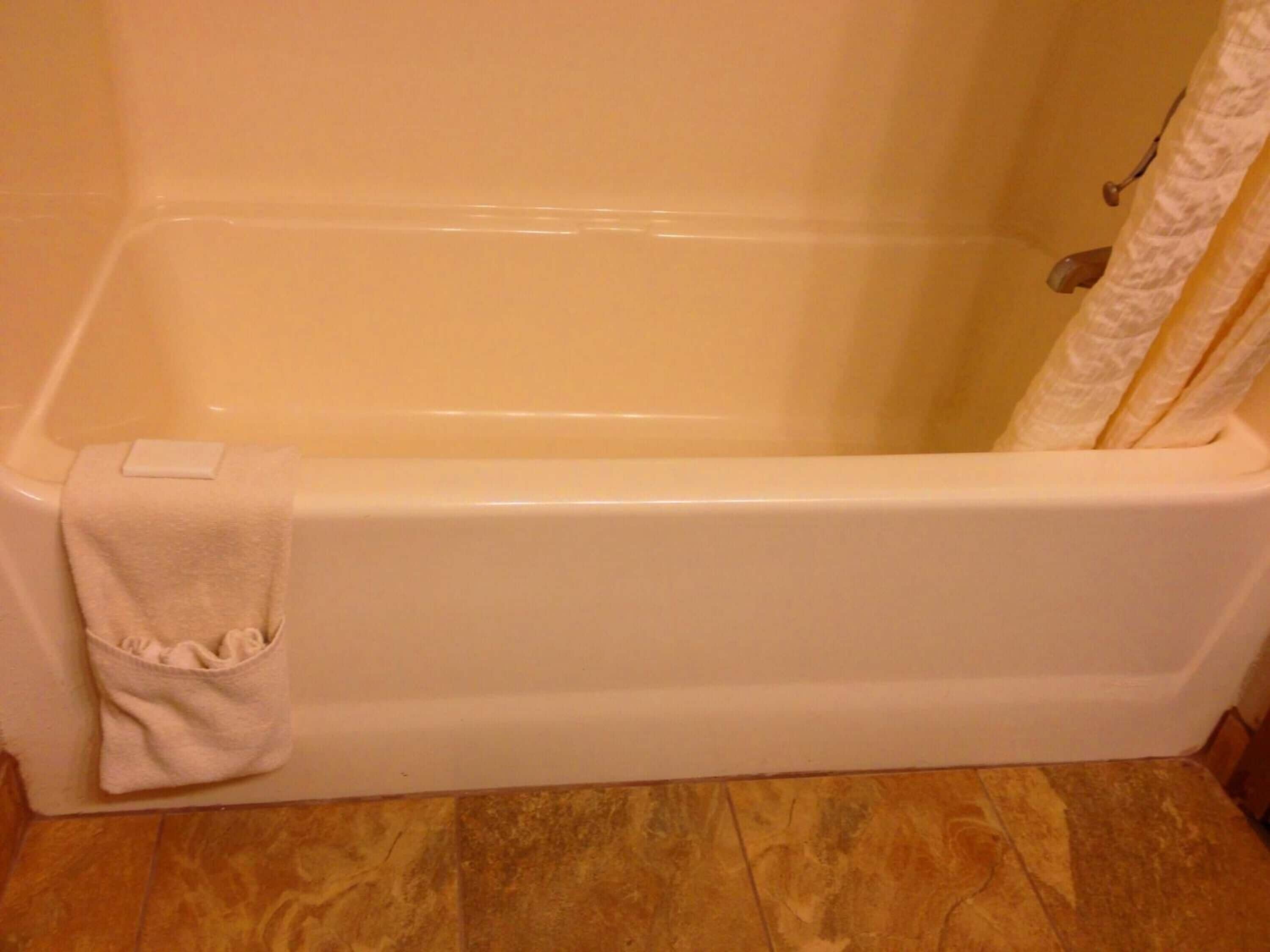 Combined shower/tub, hair dryer, towels