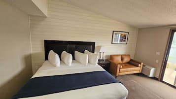 Quarto solteiro básico | Escrivaninha, espaço de trabalho para notebook, cortinas blackout