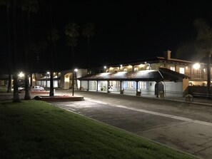 Fachada da propriedade à noite