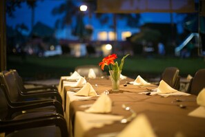 Outdoor dining - Hotel Jacarandas (Cuernavaca)
