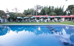 2 outdoor pools, pool umbrellas - Hotel Jacarandas (Cuernavaca)
