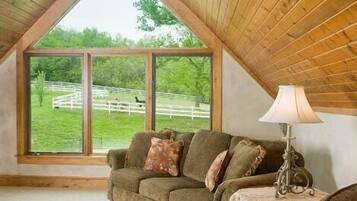 豪華平房, 1 張特大雙人床, 非吸煙房, 按摩浴缸 (The Cottage at The Garth) | 起居區 | 平面電視