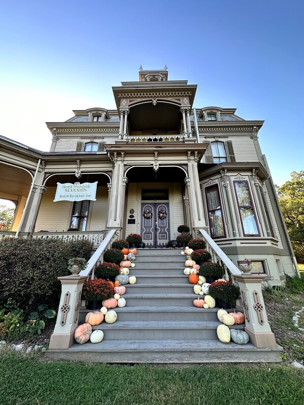 A historic building with a sign indicating it is a bed and breakfast inn. - Garth Woodside Mansion B&B (Hannibal)