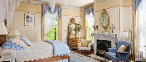 デラックス ルーム クイーンベッド 1 台 禁煙 暖炉 (Avie's Room) | 高級寝具、客室ごとに異なる装飾、客室ごとに異なるインテリア、アイロン / アイロン台